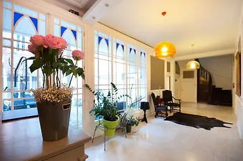 ホテル La Le Prieure 3*